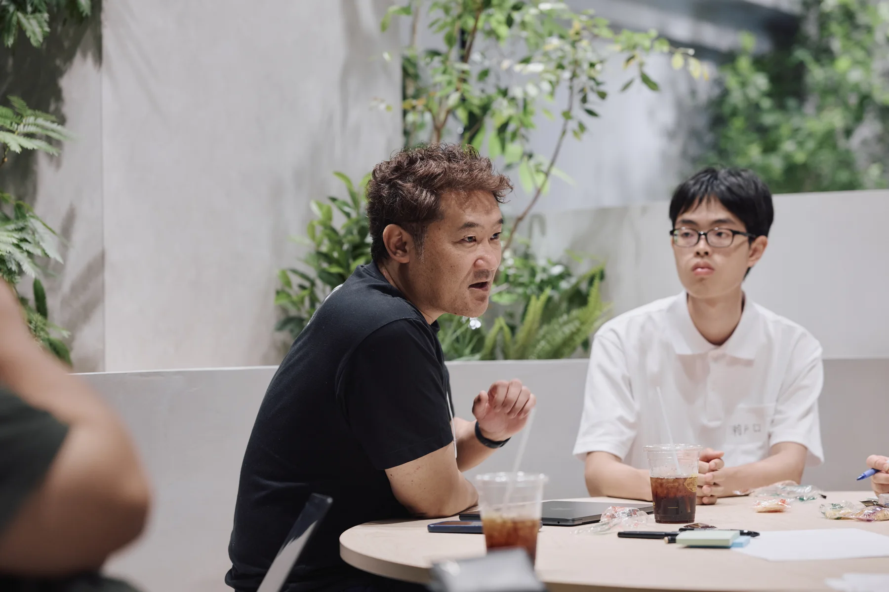 The dialogue time: a speaker and a participant talking at a table