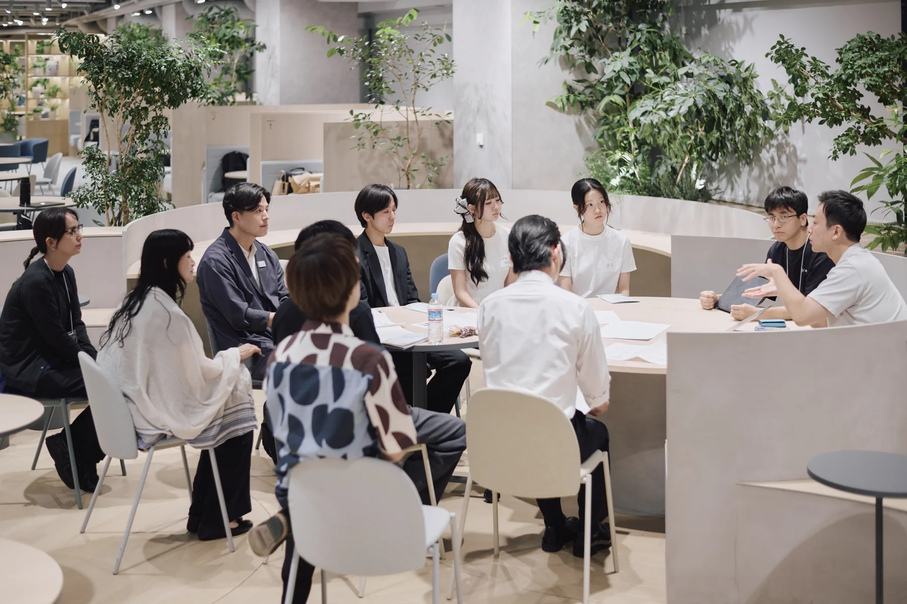 The dialogue time: speakers and participants talking around a round table