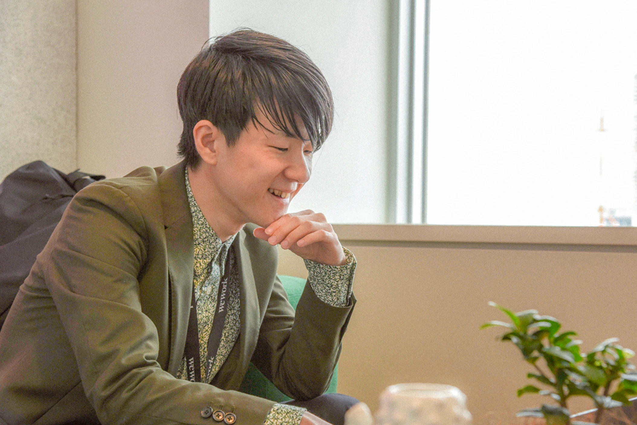 取材中、笑いながら話す近藤哲朗。
